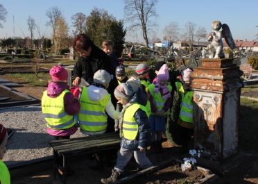 Priešmokyklinukų išvyka į senąsias miesto kapines