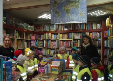 Priešmokyklinukų išvyka į miesto biblioteką ir knygyną